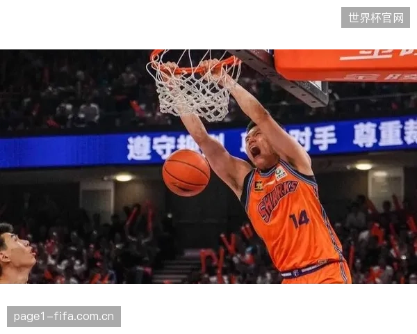 京沪大战拉开帷幕,北京队杰曼虽拿下三双,仍难敌上海队整体实力。 京沪大战拉开帷幕,北京队杰曼虽拿下三双,仍难敌上海队整体实力。